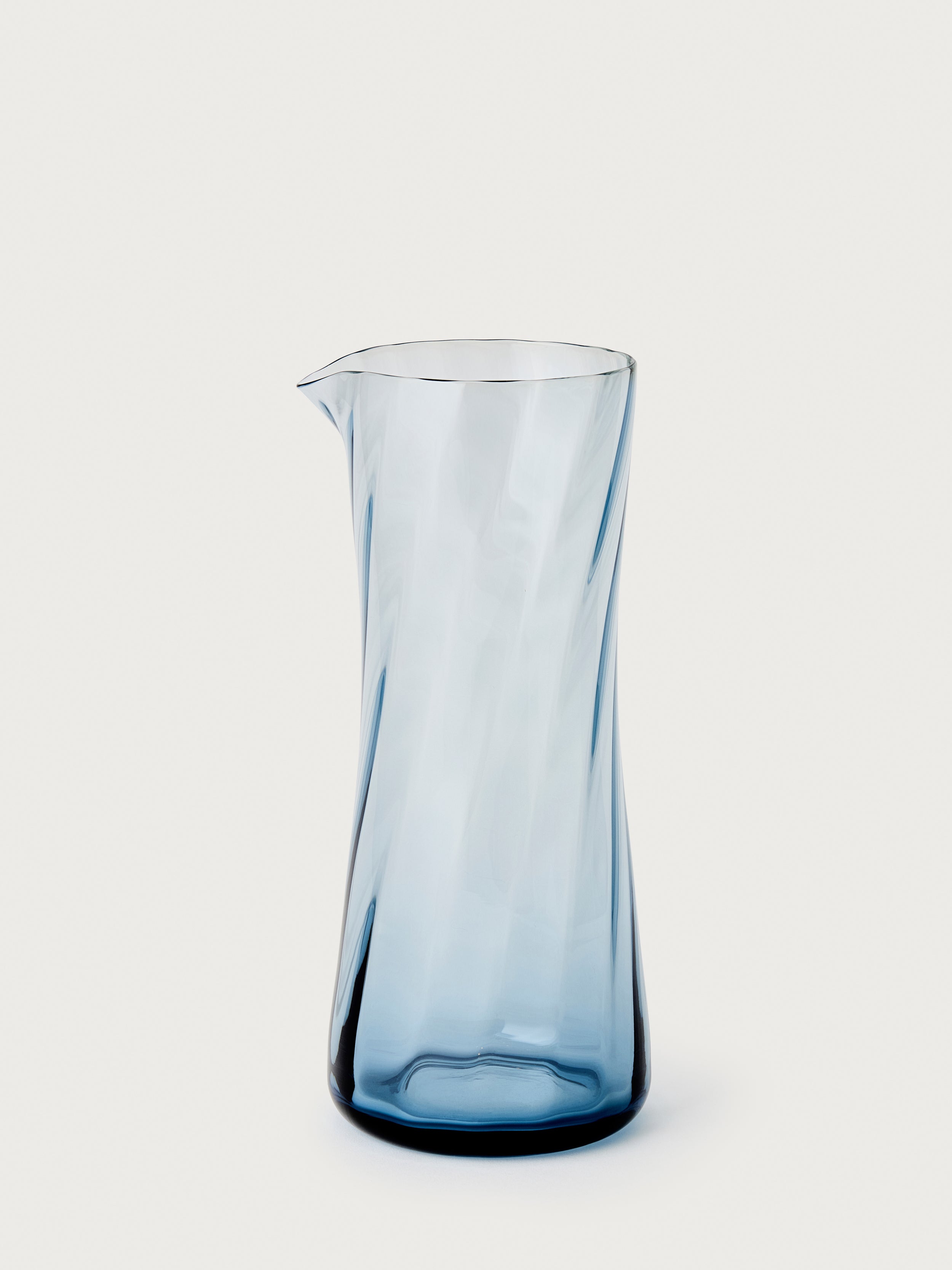 Stilleben Concave Carafe⼁Swirl Carafe Atlantic Blue