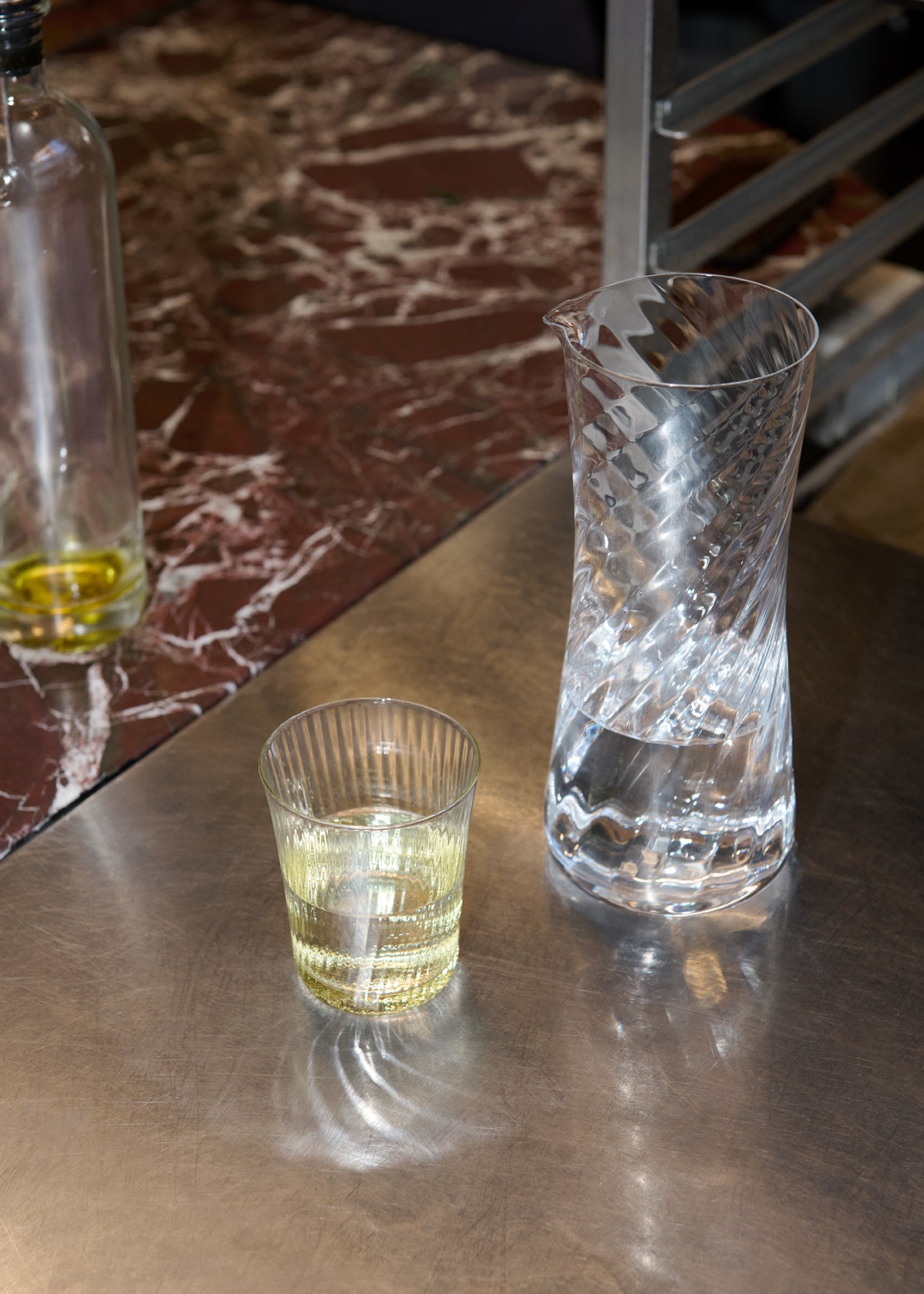Stilleben Concave Carafe⼁Swirl Carafe Clear