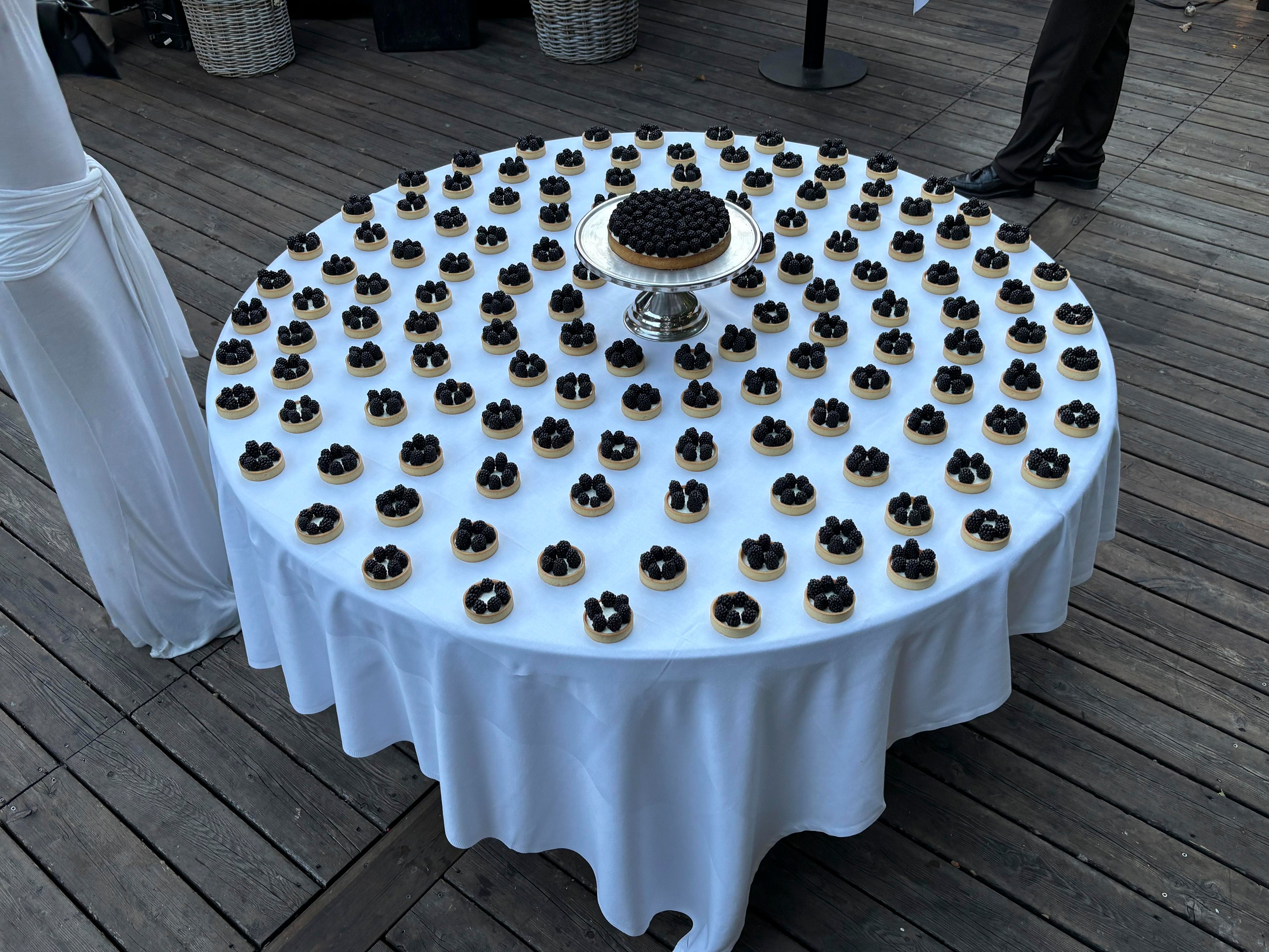 STILLEBEN-AROUND-THE-TABLE-KLARAS-TABLE_002.jpg
