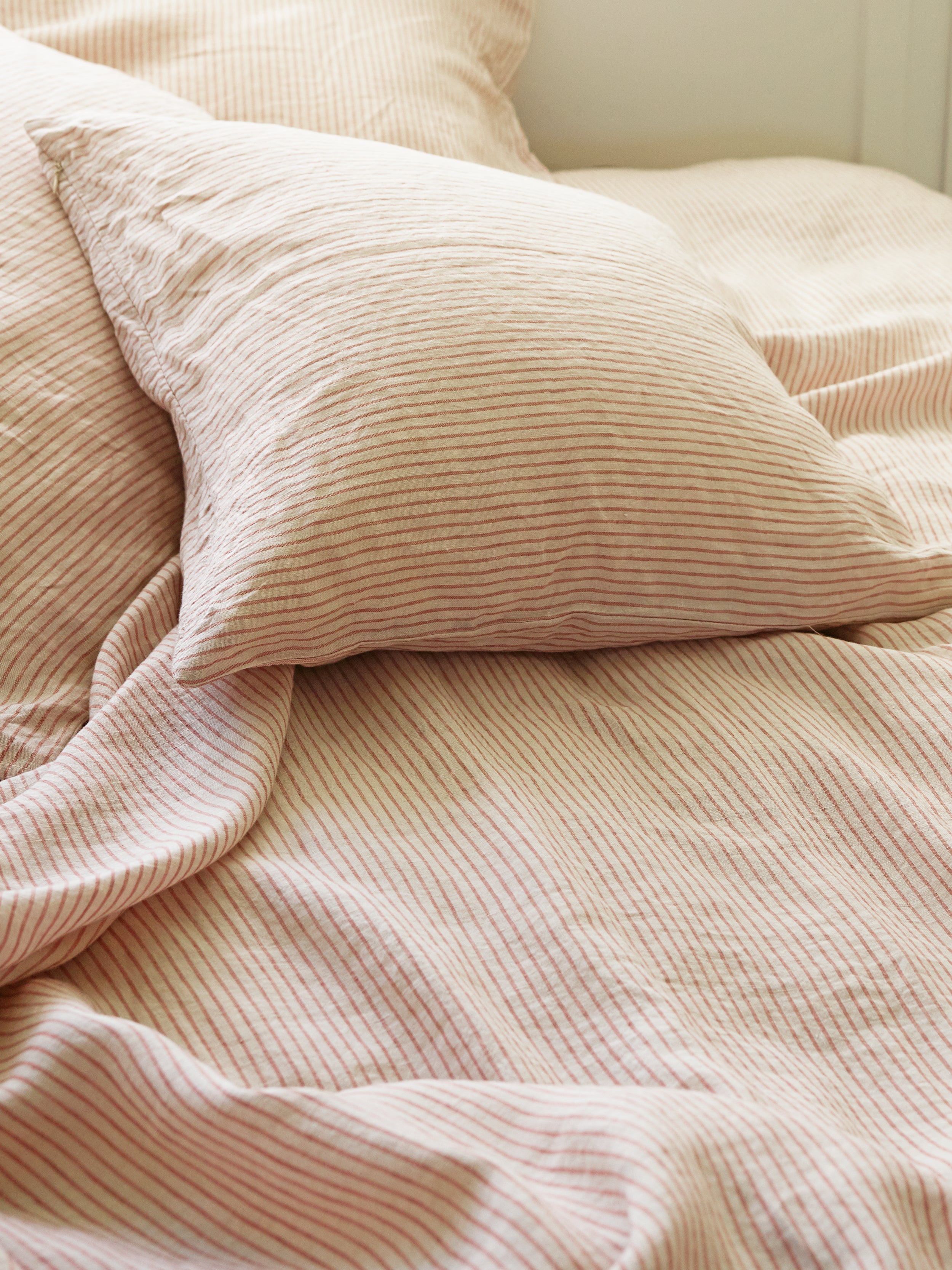 Stilleben_Top_Sheet_Beige_Terracotta_stripes_Lifestyle_02.jpg